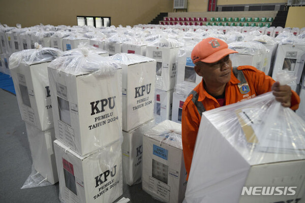 [자카르타=AP/뉴시스] 인도네시아 대선과 총선을 하루 앞둔 13일(현지시각) 자카르타의 한 체육관에서 인부들이 각 투표소로 보낼 투표함을 나르고 있다.