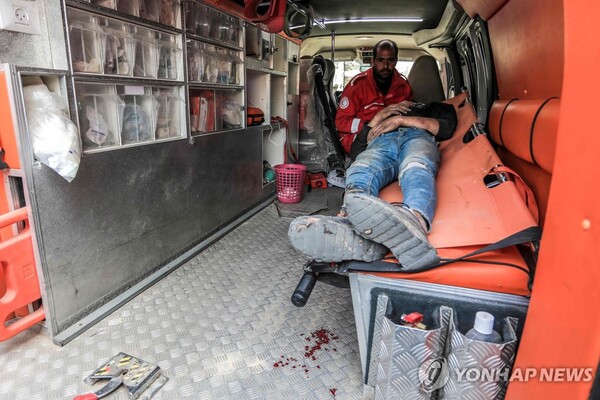 중부 가자지구에서 이스라엘군 공습에 다친 환자를 이송하는 구급대원. 기사 내용과 직접 관련 없음. (출처: 연합뉴스)