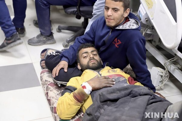 2월 29일(현지시간)가자시티 알시파 병원에 있는 부상자들. (출처; 뉴시스)