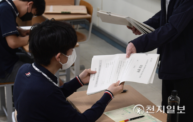 [천지일보=남승우 기자] 2023학년도 대학수학능력시험 6월 모의고사가 열린 9일 오전 서울 용산고등학교에서 3학년 학생들이 시험지를 받아들고 있다. ⓒ천지일보DB
