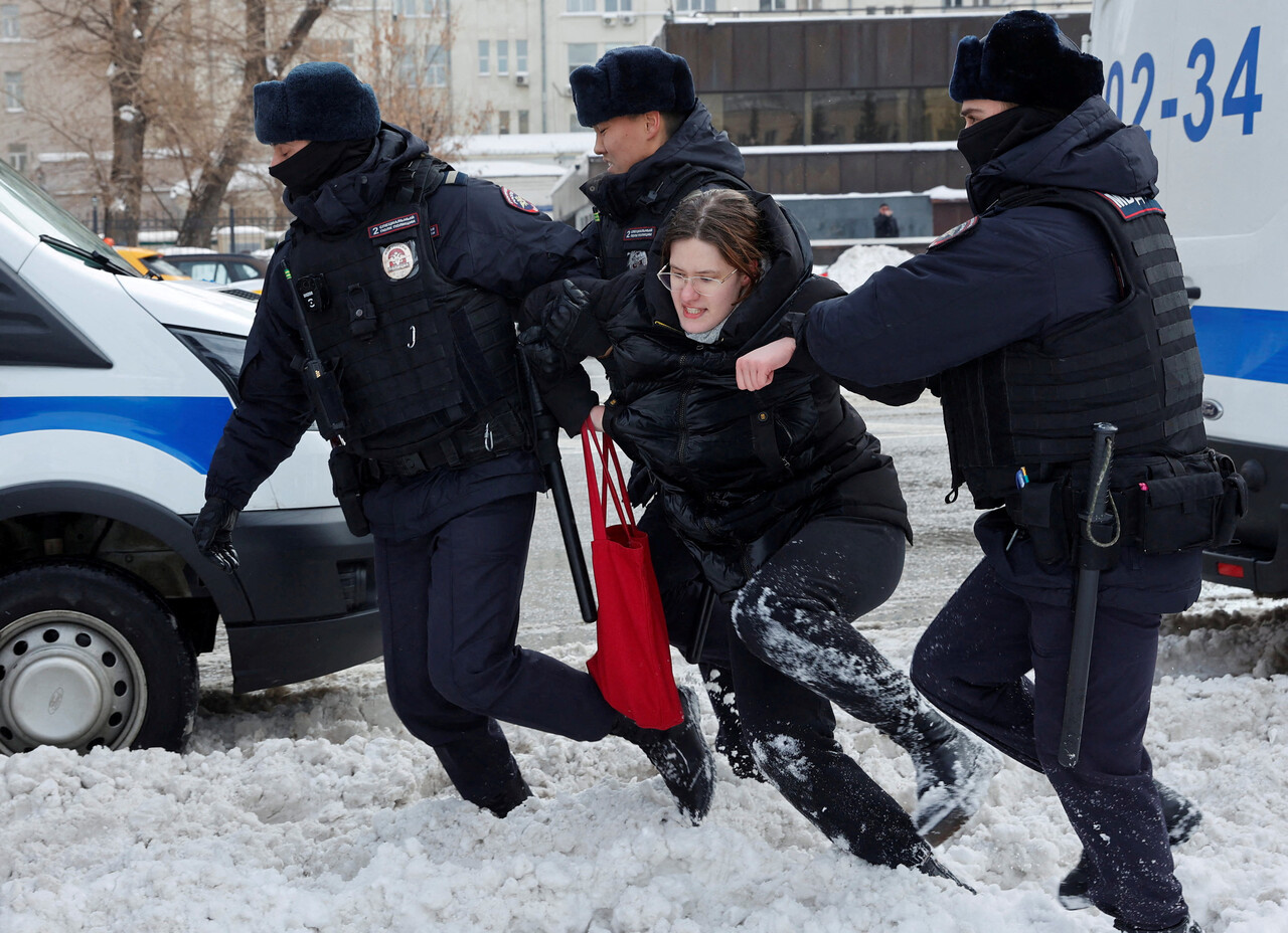 17일 러시아 모스크바에 있는 정치 탄압 희생자를 기리는 슬픔의 벽 기념비 근처에서 한 여성이 나발니를 추모하는 중에 경찰에게 체포되고 있다. (출처: 연합뉴스)