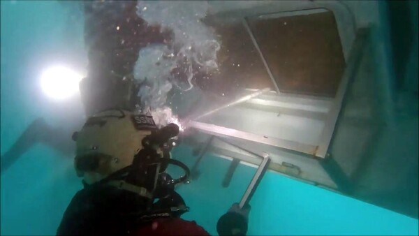 제주 마라도 인근 해상에서 전복된 A호 선내 수중수색. (출처: 제주지방해양경찰청 제공 영상 캡처)