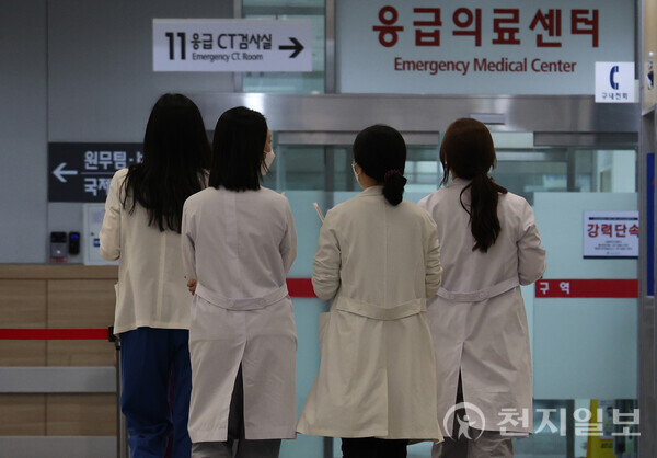 [천지일보=남승우 기자] 서울 시내의 한 대학병원에서 의료진들이 이동하고 있다. ⓒ천지일보DB