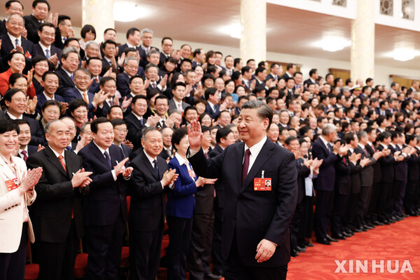 시진핑 중국 국가 주석이 2023년 3월 13일 중국 수도 베이징 인민대회당에서 열린 제14기 전국인민대표대회(전인대)에 참석한 대의원들에게 손을 흔들고 있다. (출처: 뉴시스)