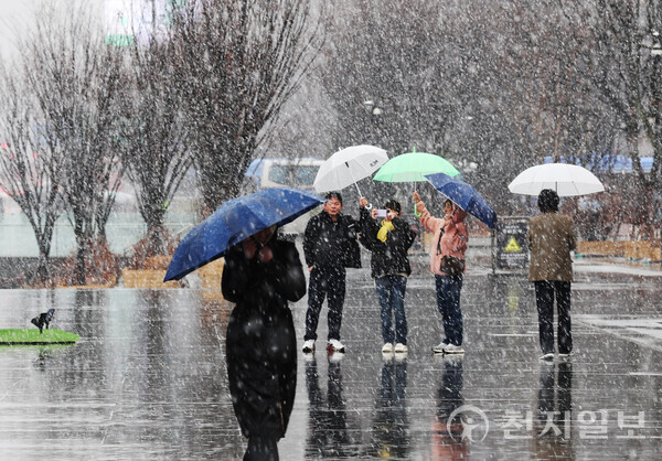 [천지일보=남승우 기자] 서울 종로구 광화문광장 일대에서 시민들이 우산을 쓴 채 발걸음을 재촉하고 있다. ⓒ천지일보DB