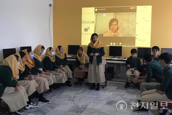 2022년 11월 아프가니스탄 무크타학교에서 진행된 평화교육 및 토론 활동. (제공: HWPL) ⓒ천지일보 2024.03.04.