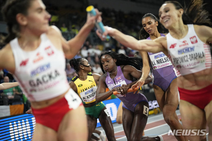 3일(현지시간) 스코틀랜드 글래스고 에미리트 아레나에서 열린 세계육상실내선수권대회 여자 4x400m 계주 결승에서 영국의 아마 파이프(가운데)가 같은 팀 리나 닐슨으로부터 바톤을 받고 있다. (출처: 뉴시스)