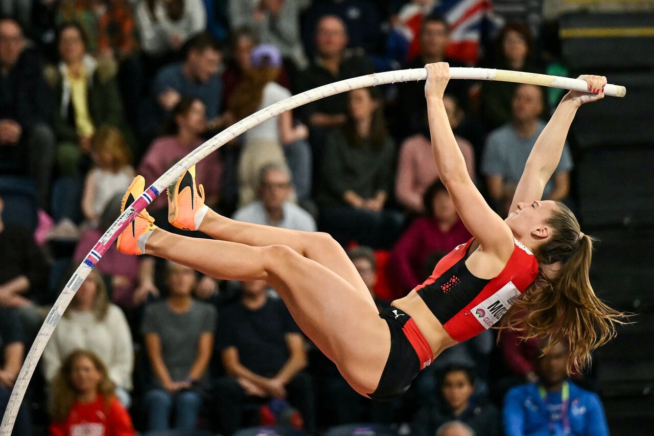 2일 스위스의 안젤리카 모저가 여자 장대높이뛰기 결승전에 출전했다. (출처: 연합뉴스)