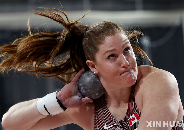 금메달을 차지한 캐나다의 사라 미튼이 1일 여자 포환던지기 결승에서 경기를 펼치고 있다. (출처: 뉴시스)
