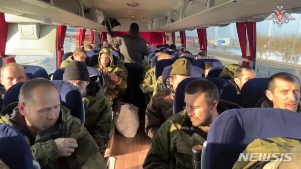 [모스크바=AP/뉴시스] 러시아 국방부가 공개한 사진에 지난달 31일(현지시각) 포로 교환으로 풀려난 러시아 포로들이 장소가 알려지지 않은 곳에서 버스를 타고 돌아가고 있다. 러시아와 우크라이나는 지난주 러시아의 우크라이나 포로 탑승 주장 수송기 추락으로 긴장이 고조됐음에도 포로 교환을 시행해 약 200명의 포로를 교환한 것으로 알려졌다. 2024.02.01.