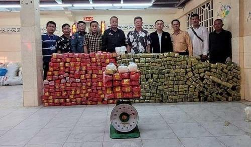 캄보디아당국에 체포된 마약범죄 용의자들과 압수물품.(해당 기사와 직접 상관없음) (출처: 연합뉴스)