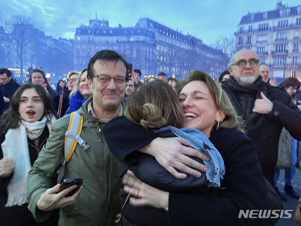 4일(현지시간) 파리 트로카데로 광장에서 프랑스 의원들이 여성의 낙태 권리를 프랑스 헌법에 명시하는 법안을 승인했다는 소식이 전해지자 낙태권 지지자들이 포옹하고 있다. (출처: 뉴시스)