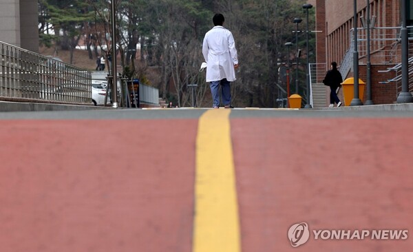 전공의 집단이탈이 2주째 이어진 4일 대구 한 대학병원에서 의료진이 이동하고 있다. (출처: 연합뉴스)