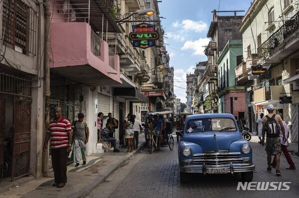 한국과 쿠바가 지난달 외교관계를 수립했다. 2023년 11월 11일 쿠바 아바나에서 주민들이 식료품점을 알리는 표지판 아래를 걷는 모습. (출처: 뉴시스)