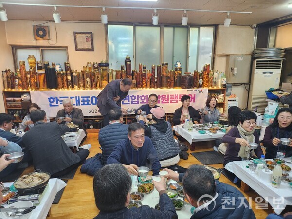 서울, 부산, 대구 지역의 여행사 대표 60명이 5일 ‘남원시 체류형 관광객 유치 확대 팸투어’ 행사에 참가해 음식점에서 식사를 하고 있다. (제공: 남원시청) ⓒ천지일보 2024.03.05.