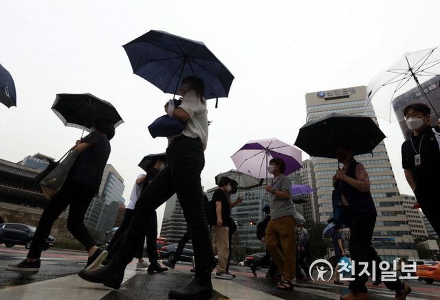  서울 중구 남대문시장 인근에서 시민들이 우산을 쓴 채 횡단보도를 건너고 있다. ⓒ천지일보DB