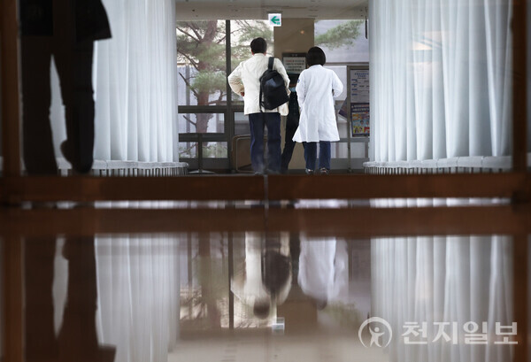 [천지일보=남승우 기자] 정부가 업무복귀 명령을 거부한 전공의 7000여명에 대한 면허정지 사전통보를 시작한 5일 서울 시내의 한 대학병원에서 의료진이 이동하고 있다.