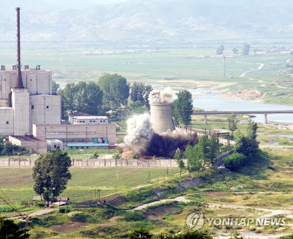 2008년 북한이 공개한 영변 원자로 냉각탑 폭파 장면. (출처: 연합뉴스)