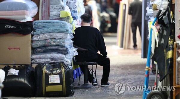 3일 서울의 한 시장에서 손님을 기다리는 상인들 모습. 2023.4.3 (출처: 연합뉴스)
