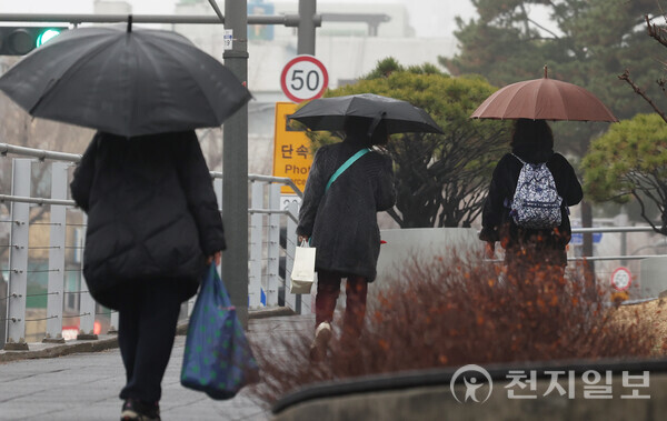 [천지일보=남승우 기자] 서울 시내의 한 거리에서 시민들이 우산을 쓴 채 이동하고 있다. ⓒ천지일보DB