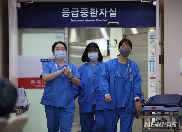 정부가 전공의 이탈로 인한 의료 공백을 줄이기 위해 간호사에게 의사 업무 일부를 맡기는 ‘간호사 업무 관련 시범사업’이 시작된 지난달 27일 오후 서울 시내 한 대형병원 응급중환자실에서 간호사들이 나오고 있다. (출처: 뉴시스)