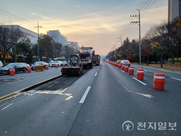 원이대로 S-BRT 설치공사 포트홀 긴급 복구. (제공: 창원시)ⓒ천지일보 2024.03.07.