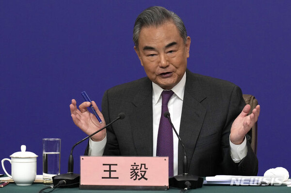 왕이 중국 외교부장이 7일 중국 베이징에서 열린 전국인민대표대회 부대행사에서 기자회견을 하고 있다. (출처: 뉴시스)