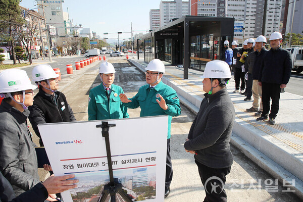 홍남표 시장이 8일 원이대로 S-BRT 공사 현장을 방문해 공사 진행 상황을 점검하고 있다. (제공: 창원시)ⓒ천지일보 2024.03.08.