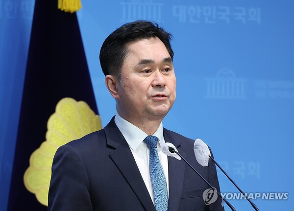 새로운미래 김종민 공동대표가 8일 국회 소통관에서 세종 출마 선언 기자회견을 하고 있다. (출처: 연합뉴스)