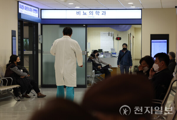 [천지일보=남승우 기자] 정부가 업무복귀 명령을 거부한 전공의 7000여명에 대한 면허정지 사전통보를 시작한 5일 서울 시내의 한 대학병원에서 의료진이 이동하고 있다. ⓒ천지일보DB