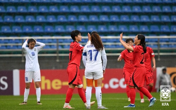 홍채빈(가운데)이 우즈베키스탄과 U-20 여자 아시안컵 조별리그 최종전에서 골을 넣은 뒤 동료와 함께 기뻐하고 있다. 홍채빈은 이날 해트트릭을 달성했다. (제공: 대한축구협회)