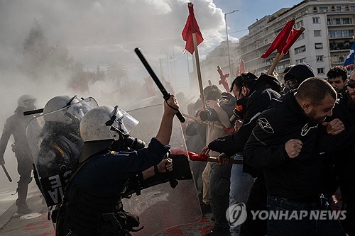 (출처: AFP, 연합뉴스) 8일(현지시간) 그리스 수도 아테네의 의회 앞에서 사립대 도입에 반대하는 시위대와 경찰이 충돌하고 있다.