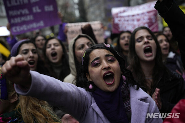 8일(현지시간) 세계 여성의 날을 맞아 터키 이스탄불에서 시위가 열린 가운데 여성들이 구호를 외치고 있다. (출처: 뉴시스)