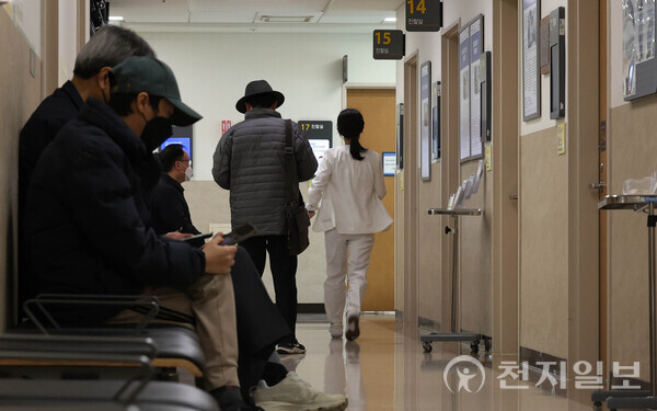 [천지일보=남승우 기자] 지난달 28일 서울 시내의 한 대학병원에서 간호사들이 진료실에서 분주히 업무를 보고 있다. ⓒ천지일보 2024.02.28.