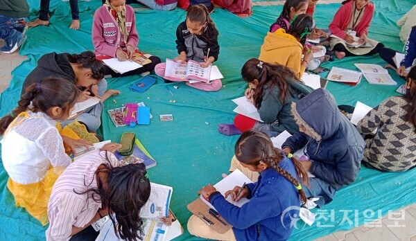 2023년 1월 25일 인도 구자라트주 고갯다니 학교에서 열린 HWPL 평화 그림 그리기 대회에 참석한 학생들이 그림을 그리고 있다.  (제공: HWPL) ⓒ천지일보 2024.03.10.