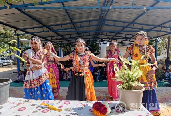 2023년 1월 25일 인도 구자라트주 고갯다니 학교에서 열린 HWPL 평화 그림 그리기 대회에서 전통의상을 입은 학생들. (제공: HWPL) ⓒ천지일보 2024.03.10.