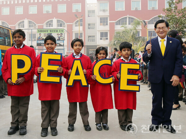 2015년 12월 21일 인도 라마갸 학교에서 HWPL 평화 학교 선정 기념식이 열렸다. 이만희 대표(맨 오른쪽)와 학생들의 모습. (제공: HWPL) ⓒ천지일보 2024.03.10.