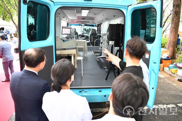 부산시가 이달 말부터 찾아가는 건강의료서비스 ‘의료버스’ 사업을 본격화한다. 사진은 관계자가 의료버스 내부를 설명하는 모습. (제공: 부산시) ⓒ천지일보 2024.03.11.