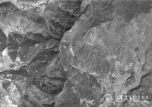 거제시 둔덕기성에서 기존 석축으로 만들어진 성곽부분이 아닌 새로운 토성이 존재하고 있음이 발견됐다. 사진은 나동욱 소장이 제공한 지난 1967년 당시 둔덕기성 주변 항공사진. (제공: 거제시) ⓒ천지일보 2024.03.11.