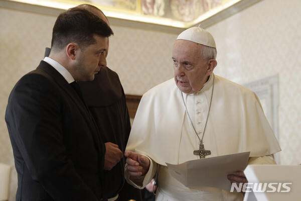 프란치스코 교황(오른쪽)이 2020년 2월 8일 바티칸에서 볼로디미르 젤렌스키 우크라이나 대통령과 비공개 면담에서 선물을 교환하고 있다. (출처: 뉴시스)