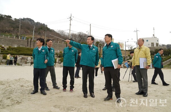 박홍률 시장과 관계 공무원들이 11일 모래사장 현장을 점검하고 있다. (제공: 목포시청) ⓒ천지일보 2024.03.11.