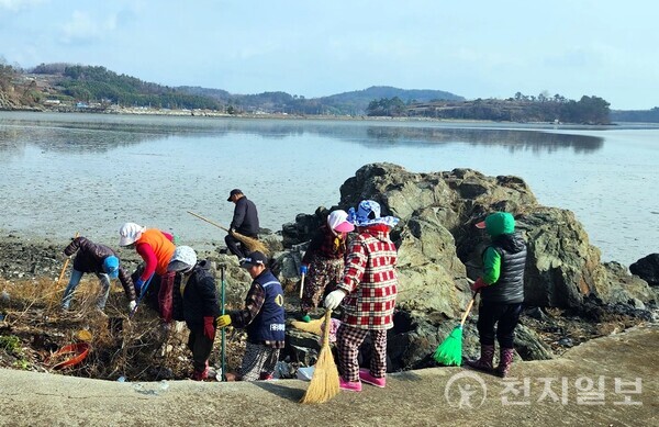 보성군 주민들이 해안가 불법 투기 쓰레기를 수거하고 있다. (제공: 보성군청)ⓒ천지일보 2024.03.11.