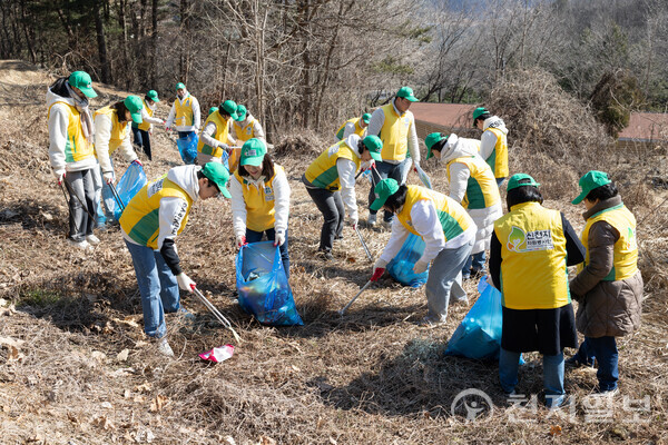 지난 9일 고재길에서 봉사자들이 쓰레기를 줍고 있다. (신천지자원봉사단 청평지부 제공) ⓒ천지일보 2024.03.12.
