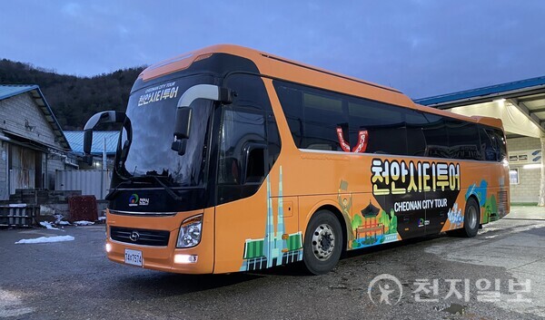 새롭게 랩핑한 천안시티투어 버스. (제공: 천안시) ⓒ천지일보 2024.03.12.