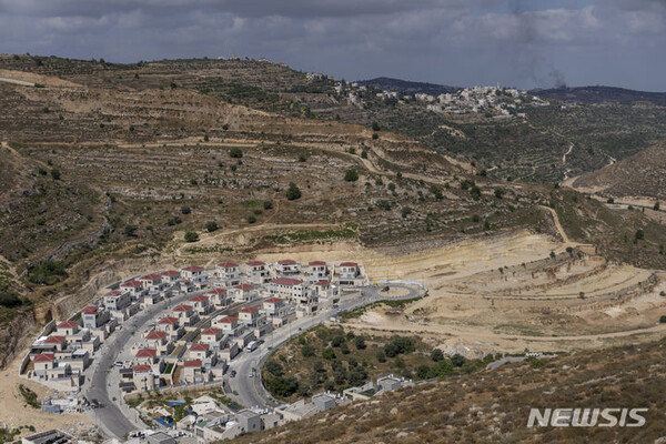 [서안지구=AP/뉴시스] 지난해 6월 18일(현지시간) 요르단강 서안지구 내 이스라엘 정착촌 지밧 제에브에 건설된 신규 주택단지. 2024.03.07.