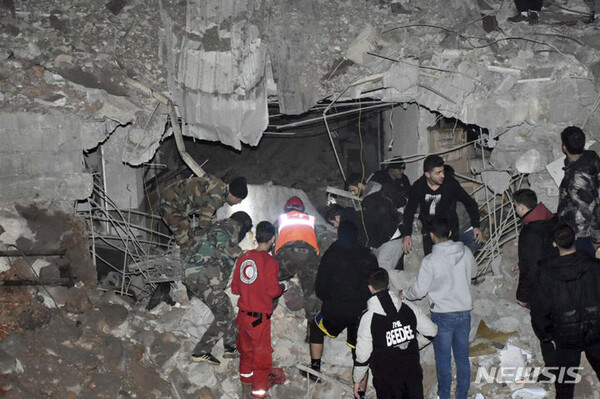 시리아 보안군과 민방위대원들이 지난 2월 6일 늦은 밤 시리아 홈스에서 이스라엘 공습으로 파괴된 건물 잔해 아래에서 희생자를 수색하고 있다. (출처: 뉴시스)