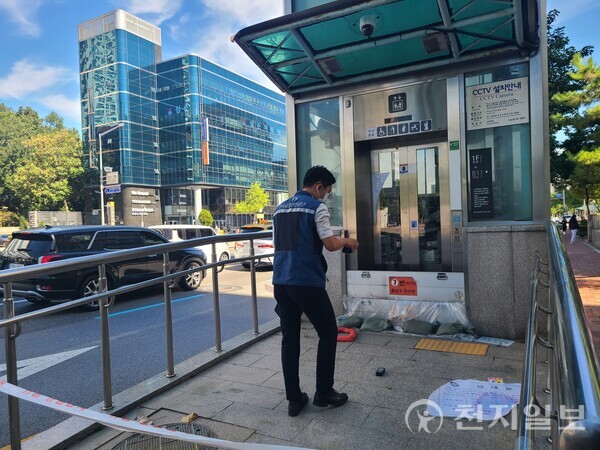 지난해 7월 한국교통안전공단 직원이 대치역 지상엘리베이터 침수방지시설의 안전성을 점검하고 있다. (제공: 한국교통안전공단) ⓒ천지일보 2024.03.12.
