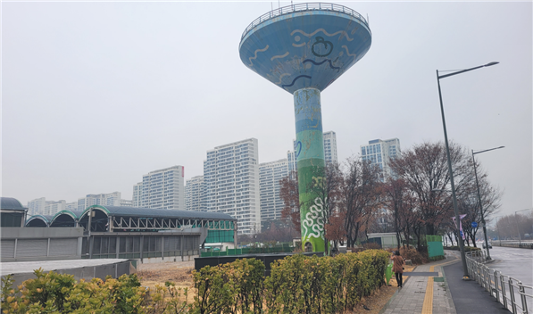 가락시장 사거리에 있는 '정수탑(32m)' 개선 전 (제공: 서울시)