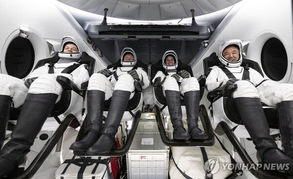 ISS에서 지구로 귀환한 우주비행사 4명 (출처: AP, 연합뉴스)