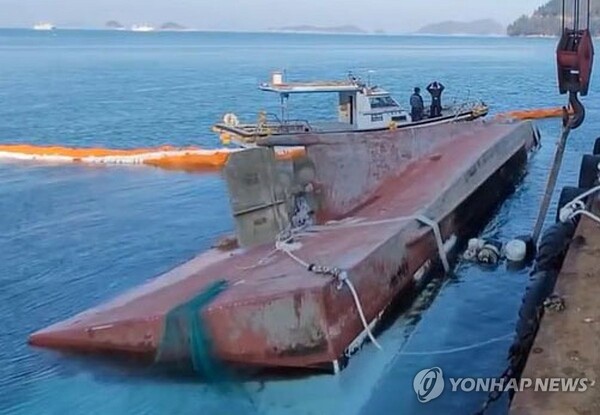 통영 욕지도 해상 전복 어선 수색하는 해경. (출처: 연합뉴스)